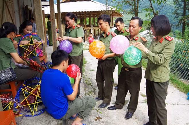 Ngay khi vừa đặt chân tới thôn Nặm Nịch, các thành viên trong Đoàn đã nhanh chóng cùng nhau sắp xếp những phần quà cho các cháu nhỏ.