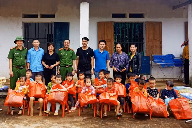 Những món quà là nguồn đông viên tinh thần lớn lao giúp các em nhỏ vững tâm hơn trên bước đường đến trường.