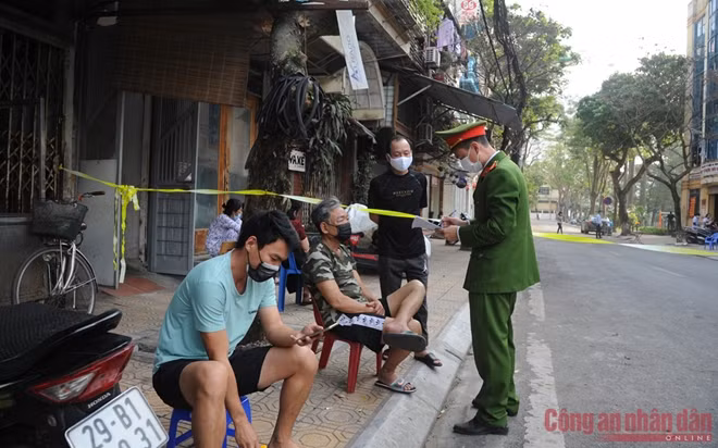 Các cán bộ Cảnh sát khu vực nỗ lực, cẩn thận rà soát những người có liên quan, tiếp xúc với bệnh nhân và những người tiếp xúc gần với bệnh nhân để tiếp tục cách ly theo dõi sức khỏe, đồng thời phối hợp với các tổ dân phố tuyên truyền các hộ dân hiểu biết về công tác phòng chống dịch, không đưa các tin sai sự thật, gây hoang mang trong dư luận, nhân dân.