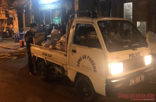 Chiều tối cùng ngày, thực phẩm được chuyển đến khu vực cách ly. Ngoài chuẩn bị các bữa ăn chu đáo cho nhân dân, lực lượng thực hiện nhiệm vụ, cán bộ, chiến sỹ còn lắng nghe ý kiến phản ánh của dân, cải thiện bữa ăn hàng ngày, đảm bảo nguồn dinh dưỡng cũng như đáp ứng tối đa nhu cầu có thể, phục vụ tốt nhất cho nhân dân.