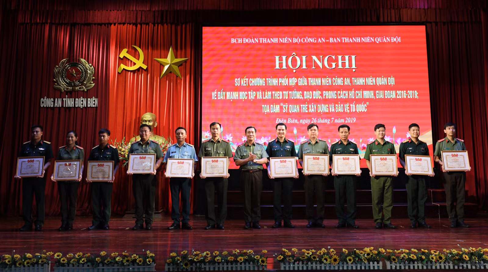 Trung ương Đoàn tặng Bằng khen thanh niên Công an và Quân đội tiêu biểu