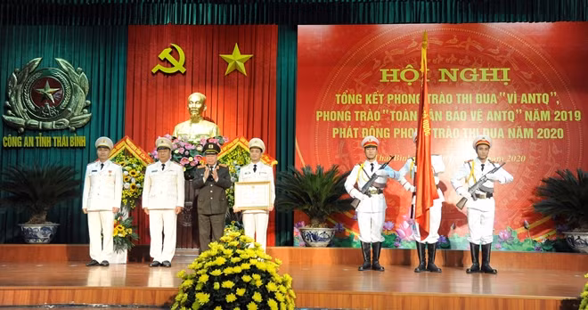 Thừa ủy quyền của Chủ tịch nước, Thứ trưởng Bùi Văn Nam đã gắn Huân chương lên Cờ truyền thống và trao Bằng Huân chương Bảo vệ Tổ quốc hạng nhất, hạng nhì các tập thể có thành tích xuất sắc.