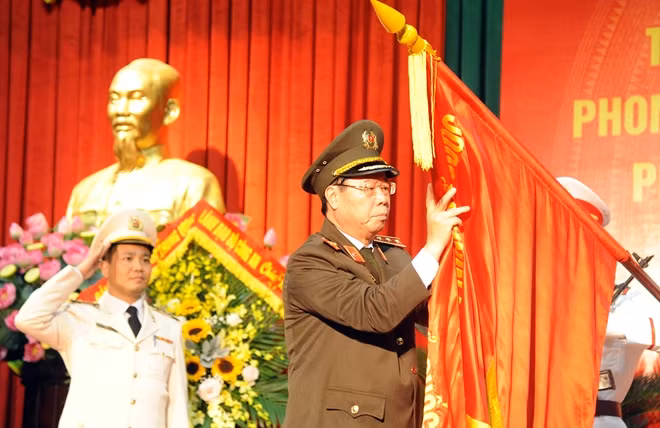 Thừa ủy quyền của Chủ tịch nước, Thứ trưởng Bùi Văn Nam đã gắn Huân chương lên Cờ truyền thống các đơn vị đạt thành tích xuất sắc.