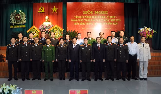Thứ trưởng Bùi Văn Nam cùng đồng chí Nguyễn Khắc Thận, Phó Chủ tịch UBND Tỉnh và các đại biểu tham dự Hội nghị.
