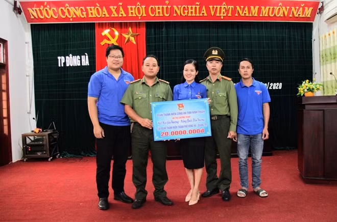 Đoàn công tác đã trao tặng kinh phí hỗ trợ chính quyền và các Trường học trên địa bàn xã Liên Trạch, huyện Bố Trạch, tỉnh Quảng Bình.