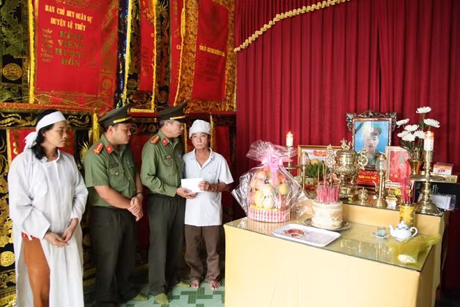 Đoàn công tác đã đến thăm hỏi, động viên gia đình liệt sĩ, Trung sĩ Phạm Văn Thái, Phòng Tham mưu - Kế hoạch, Đoàn Kinh tế - Quốc phòng 337, Quân khu 4.