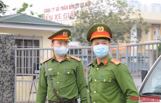Bên cạnh tăng cường nhiệm vụ tại các chốt kiểm tra, xử lý hàng quán vi phạm, người dân không đeo khẩu trang ra đường, CBCS Công an phường Giáp Bát còn phải chốt trực tại các khu vực đang được cách ly trên địa bàn.