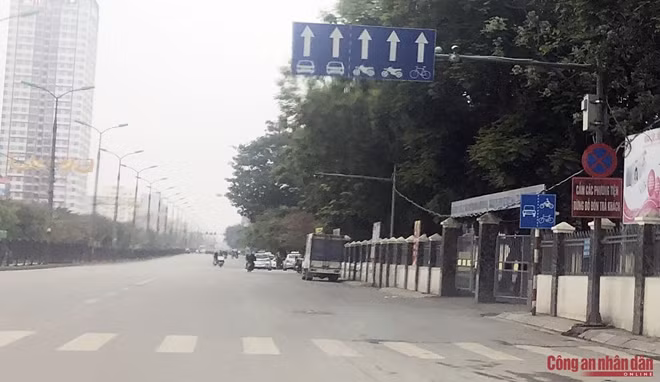 Tuyến đường Giải Phóng trọng điểm phía đông nam của thủ đô Hà Nội sáng nay vắng vẻ.