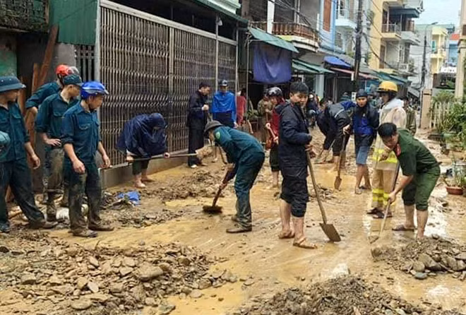 Cơn mưa lớn khiến nhiều đoạn bị sạt lở, hàng tấn đất đá làm nhiều tuyến đường bị ùn tắc.