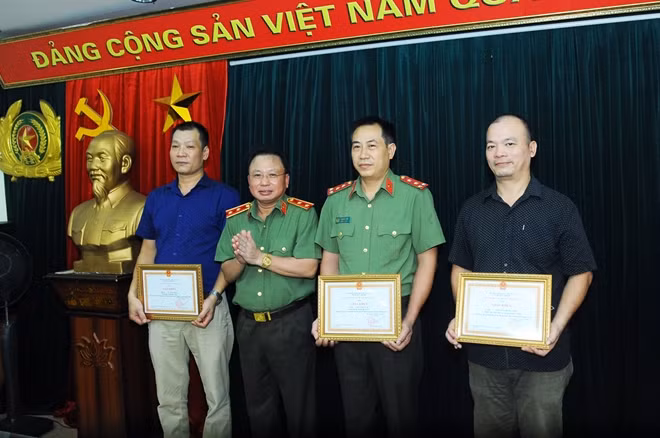 Trung tướng Mai Văn Hà trao Giấy khen tặng các cá nhân.