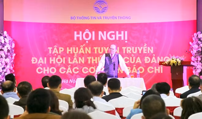 Đồng chí Nguyễn Đức Hà, nguyên Vụ trưởng Vụ cơ sở Đảng, Ban Tổ chức Trung ương truyền đạt tại Hội nghị.