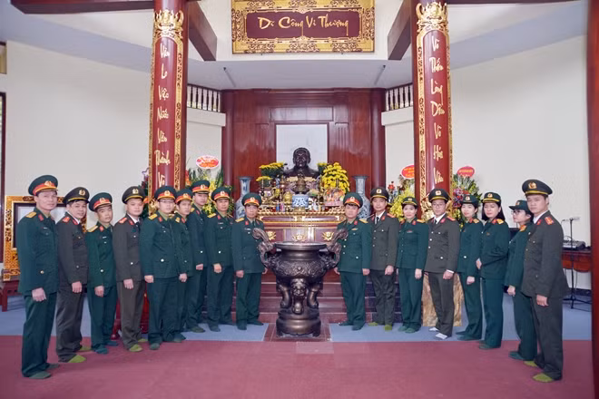 Đoàn công tác đến dâng hoa, dâng hương tại Nhà tưởng niệm Đại tướng trong Khu di tích Quốc gia đặc biệt rừng Trần Hưng Đạo và tham quan, nghe giới thiệu về nơi ở, nơi làm việc của Chủ tịch Hồ Chí Minh tại Khu di tích Quốc gia đặc biệt Pác Bó (Cao Bằng).