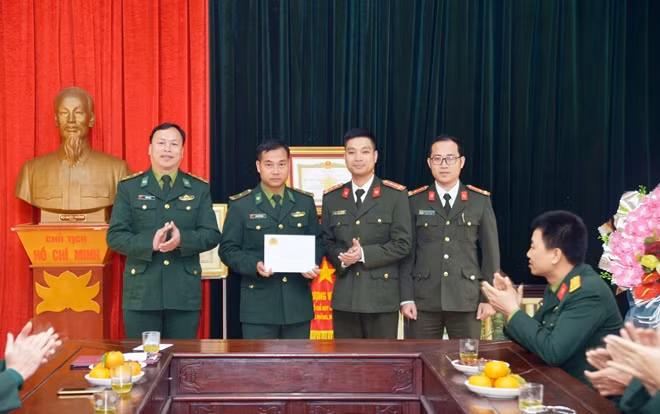 Đại diện Đồn Biên phòng Đàm Thủy (huyện Trùng Khánh, tỉnh Cao Bằng) nhận quà do Đoàn cơ sở Cục Ngoại tuyến tặng các cháu mồ côi do Đồn nuôi dạy.