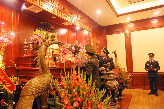 Đoàn dâng hương trước anh linh Bác Hồ tại Nhà tưởng niệm Chủ tịch Hồ Chí Minh.