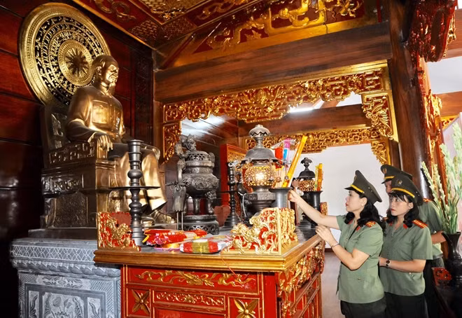 Cán bộ, chiến sỹ Báo Công an nhân dân dâng hương tại Khu di tích lịch sử Nà Tu.