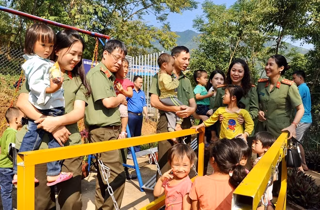 Các em nhỏ thích thú bên khuôn viên vui chơi mới.