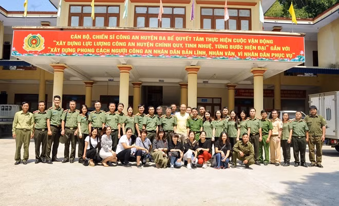 Đoàn công tác và cán bộ, chiến sỹ Công an huyện Ba Bể.