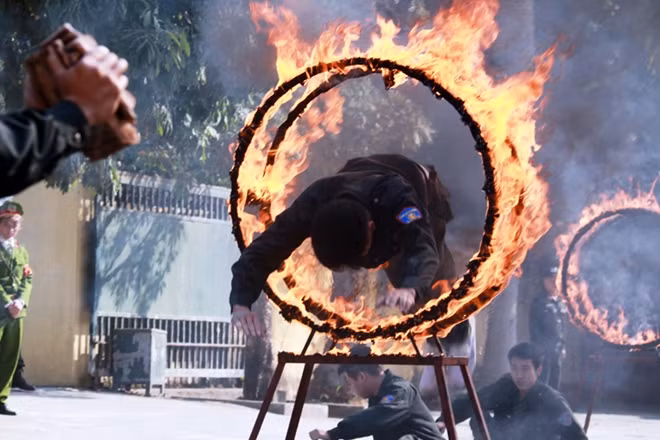 Cảnh sát cơ động phô diễn sức mạnh "mình đồng da sắt", phi qua vòng tròn lửa...
