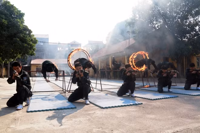 Ngoài ra, các chiến sỹ CSCĐ đặc nhiệm còn sử dụng thành thạo nhiều loại vũ khí.