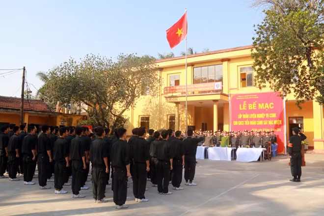 Cán bộ, chiến sĩ tham dự lễ bế mạc thực hiện nghi lễ chào cờ.