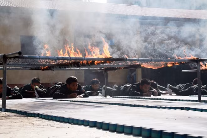 Màn biểu diễn vượt rào kẽm gai vòng lửa, áp sát mục tiêu của CSCĐ.