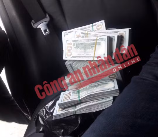 Nhiều cọc tiền loại USD mà Nguyễn Văn Vẻ mang theo để mua ma túy đá.