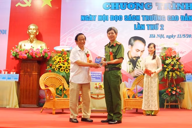 GS.TS, NGND Nguyễn Lân Dũng tặng sách và tham gia giao lưu, trao đổi về văn hóa đọc.