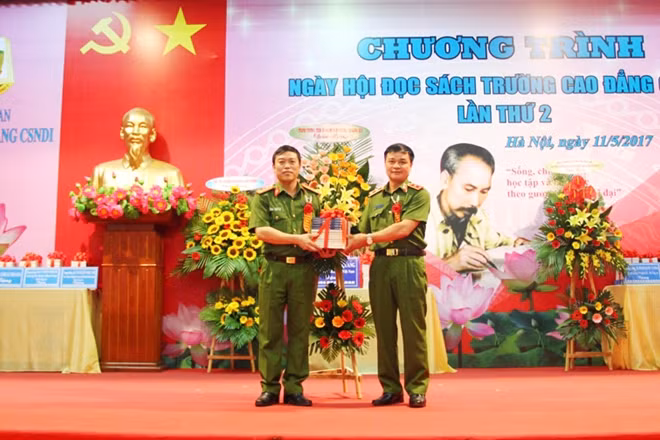 Trung tướng, TS Phạm Quốc Cương, Tư lệnh Cảnh sát cơ động tặng hoa, tặng sách và các tài liệu tham khảo cho nhà trường.