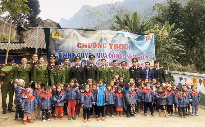 Hoạt động thiện nguyện của tuổi trẻ Công an 2 tỉnh có ý nghĩa quan trọng, mang một cái "Tết" ấm áp, đến sớm hơn tới bà con nơi đây.