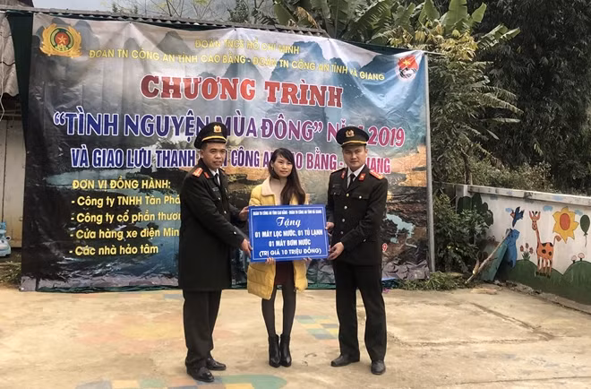 Đại úy Lê Hoài Nam, Bí thư Đoàn TN Công an tỉnh Cao Bằng cùng Đại úy Bùi Đình Tiến, Bí thư Đoàn Thanh niên Công an tỉnh Hà Giang trao tặng điểm trường máy lọc nước, tủ lạnh và máy bơm nước...