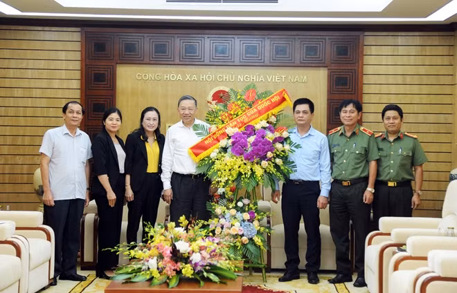 Đồng chí Nguyễn Lâm Thành, Phó Chủ tịch Hội đồng dân tộc của Quốc hội và Đoàn đại biểu chúc mừng Bộ trưởng Tô Lâm và Bộ Công an nhân dịp kỷ niệm 75 năm Ngày truyền thống CAND.