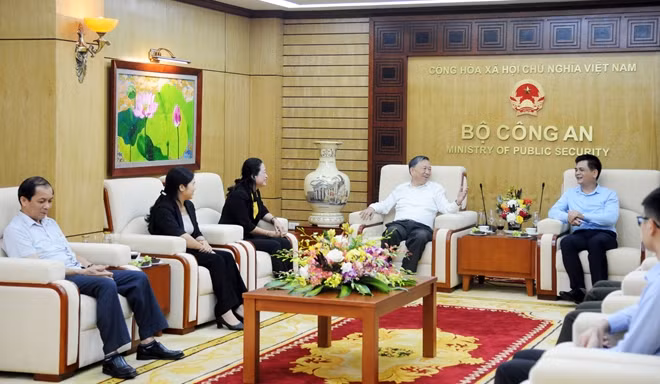Bộ trưởng Tô Lâm trò chuyện thân mật với Đoàn đại biểu Hội đồng Dân tộc của Quốc hội.