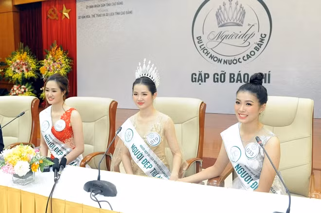 Các người đẹp đoạt giải: Lê Thùy Dương, Nông Thị Thiêng và Trần Ngọc Anh.