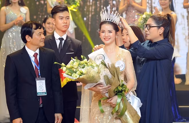 Ông Nguyễn Trung Thảo, Phó Chủ tịch UBND tỉnh Cao Bằng, Trưởng Ban Tổ chức và bà Nguyễn Việt Thanh, Tổng đạo diễn, Trưởng Ban Giám khảo cuộc thi trao giải Người đẹp thứ Nhất cho thí sinh Nông Thị Thiêng.