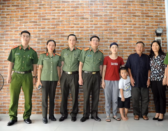 Thiếu tá Đặng Việt Hưng, Phó Trưởng Ban Thời sự - Chính trị, Báo CAND cùng Đại tá Nguyễn Văn Trầm, Phó Giám đốc Công an tỉnh Nam Định thăm hỏi, động viên Thượng úy Trần Ngọc Yến.