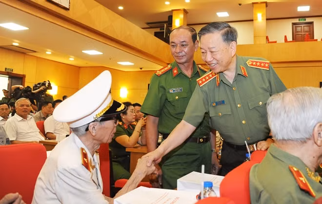 Bộ trưởng Tô lâm thăm hỏi, trò chuyện với các đại biểu.