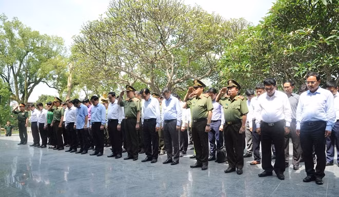 Đoàn công tác dành một phút mặc niệm tưởng nhớ các Anh hùng liệt sỹ tại Nghĩa trang quốc gia A1.