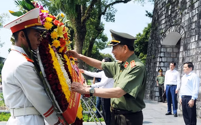 Bộ trưởng Tô Lâm và đồng chí Trần Thanh Mẫn đặt vòng hoa, dâng hương, tưởng niệm các Anh hùng liệt sỹ tại Nghĩa trang quốc gia A1.