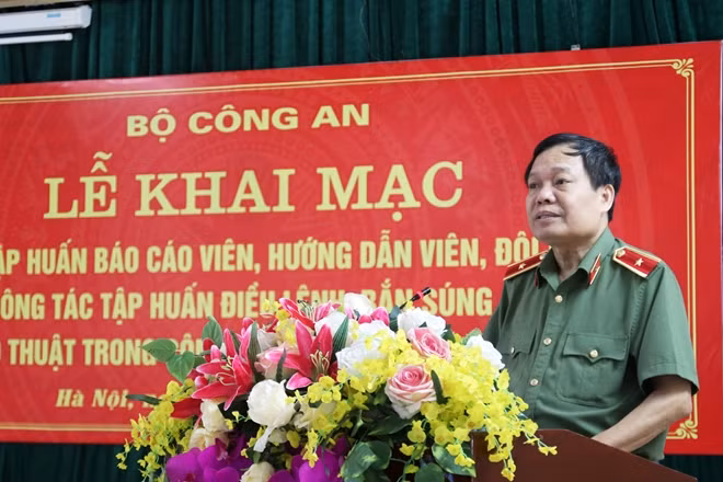 Thiếu tướng Đào Gia Bảo, Cục trưởng Cục Công tác Đảng và công tác chính trị phát biểu tại lễ khai mạc.