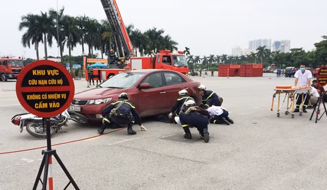 Bên cạnh đó, các chiến sĩ PCCC còn thao diễn kỹ thuật chữa cháy và CNCH đối với tai nạn giao thông và kỹ thuật cứu người bị mắc kẹt trên cao.