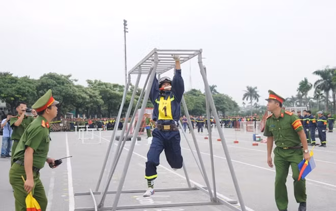 Vận động viên đang thực hiện vượt qua 3 rào chắn và qua thang ngang.
