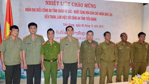 Đoàn đại biểu Công an tỉnh Chăm pa sắc chụp ảnh lưu niệm với Ban Giám đốc Công an tỉnh Tiền Giang.