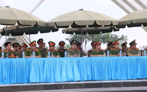 Đoàn Công tác Bộ Công an kiểm tra công tác tập luyện diễu binh, diễu hành.