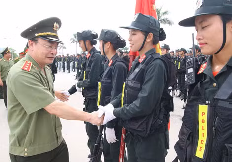 Thứ trưởng Bùi Quang Bền thăm hỏi, động viên CBCS tham gia luyện tập phục vụ Lễ mít tinh, diễu binh, diễu hành.