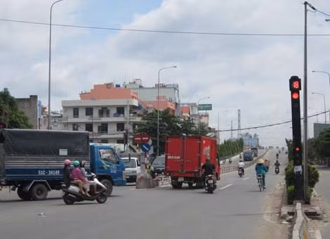 Nút giao thông được gắn đèn tín hiệu tại dốc cầu Ga, quận Gò Vấp. Nút giao thông được gắn đèn tín hiệu tại dốc cầu Ga, quận Gò Vấp.