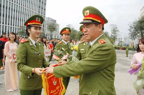 Trung tướng Trần Văn Vệ , Phó Tổng cục trưởng Tổng cục Cảnh sát trao cờ lưu niệm cho các đoàn thể thao.
