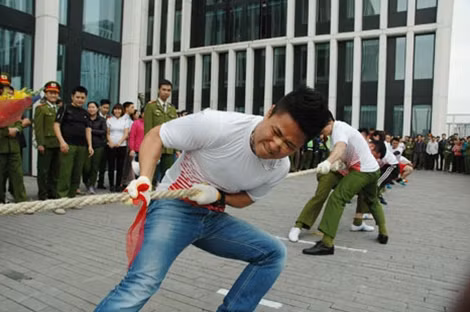 Sự hăng hái quyết tâm của các vận động viên trong thi đấu kéo co.