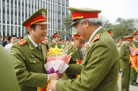 Trung tướng Nguyễn Công Sơn, Phó Tổng cục trưởng Tổng cục Cảnh sát trao hoa tặng các đoàn thể thao.