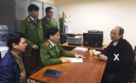 Đối tượng Trịnh Xuân Lý (X) khai báo tại Cục Cảnh sát truy nã tội phạm.