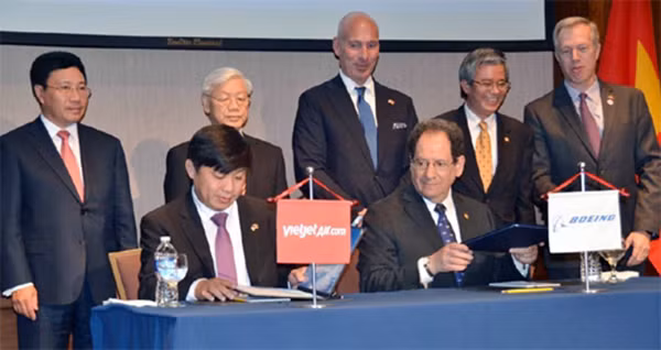 Đại diện Hãng Hàng không Vietjet và Tập đoàn Boeing ký Biên bản ghi nhớ hợp tác nhằm mục tiêu phát triển phi đội của Vietjet bằng tàu bay cùng với các dịch vụ và hàng hóa của Boeing.